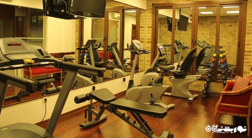 نمای کلی از سالن بدنسازی هتل